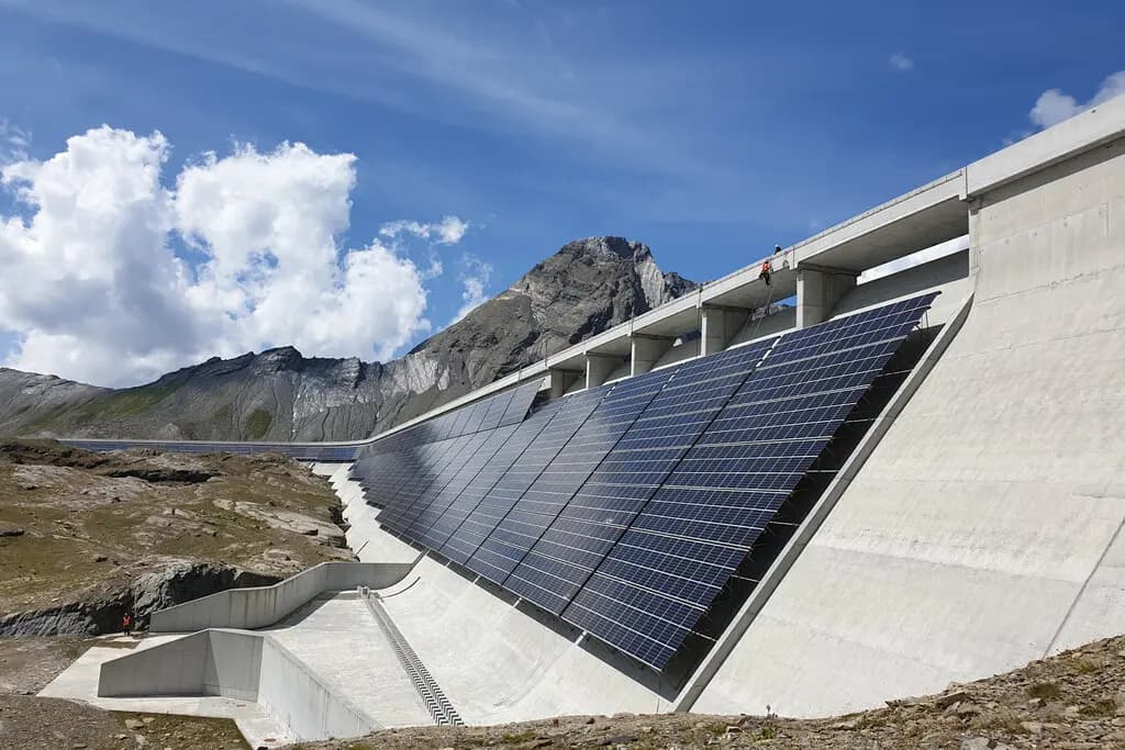 Suiza impulsa energía solar en alta montaña con 5.000 paneles y nieve aliada