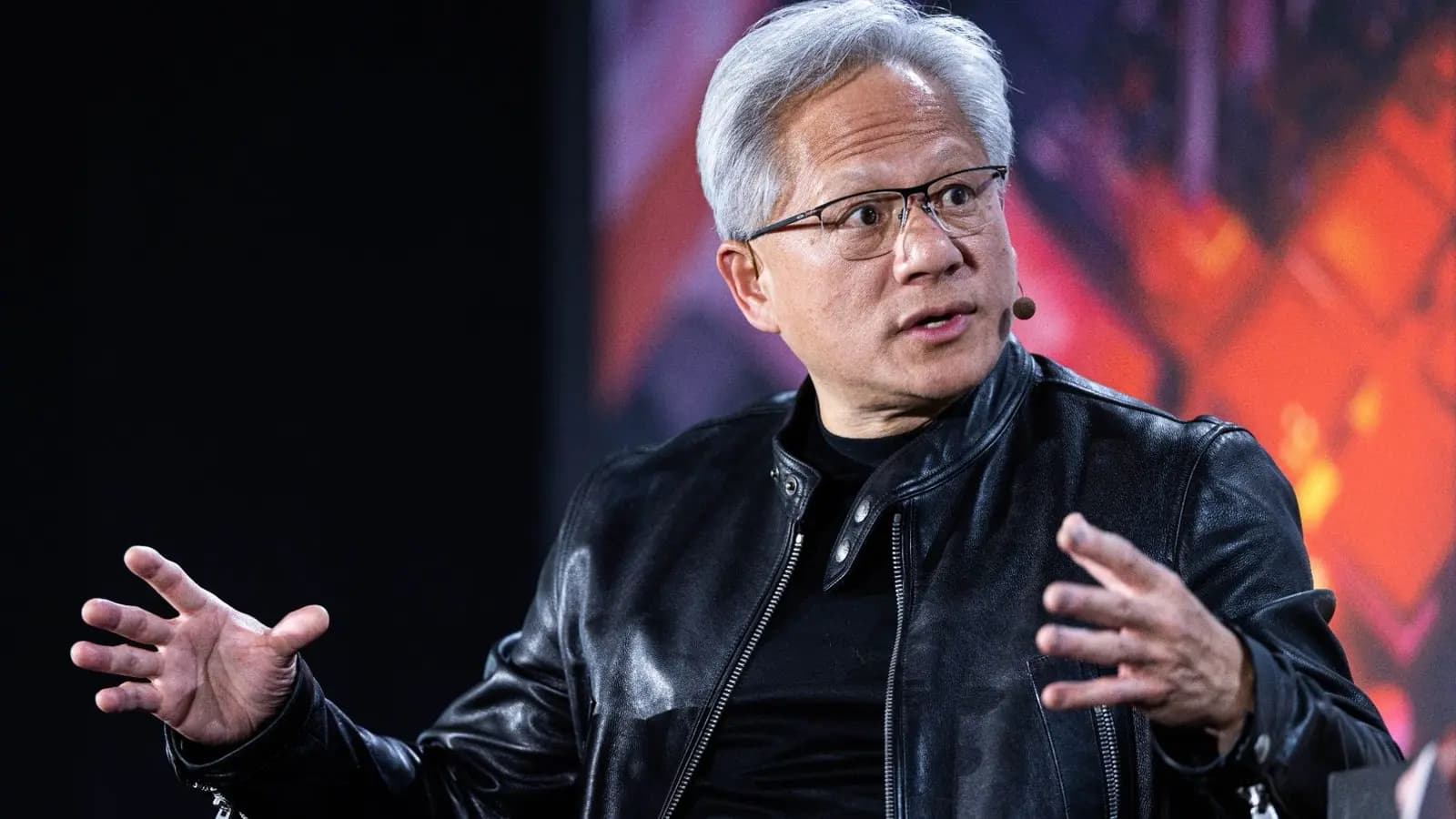Jensen Huang defiende uso de modelos de IA chinos en EE.UU. y niega puertas traseras